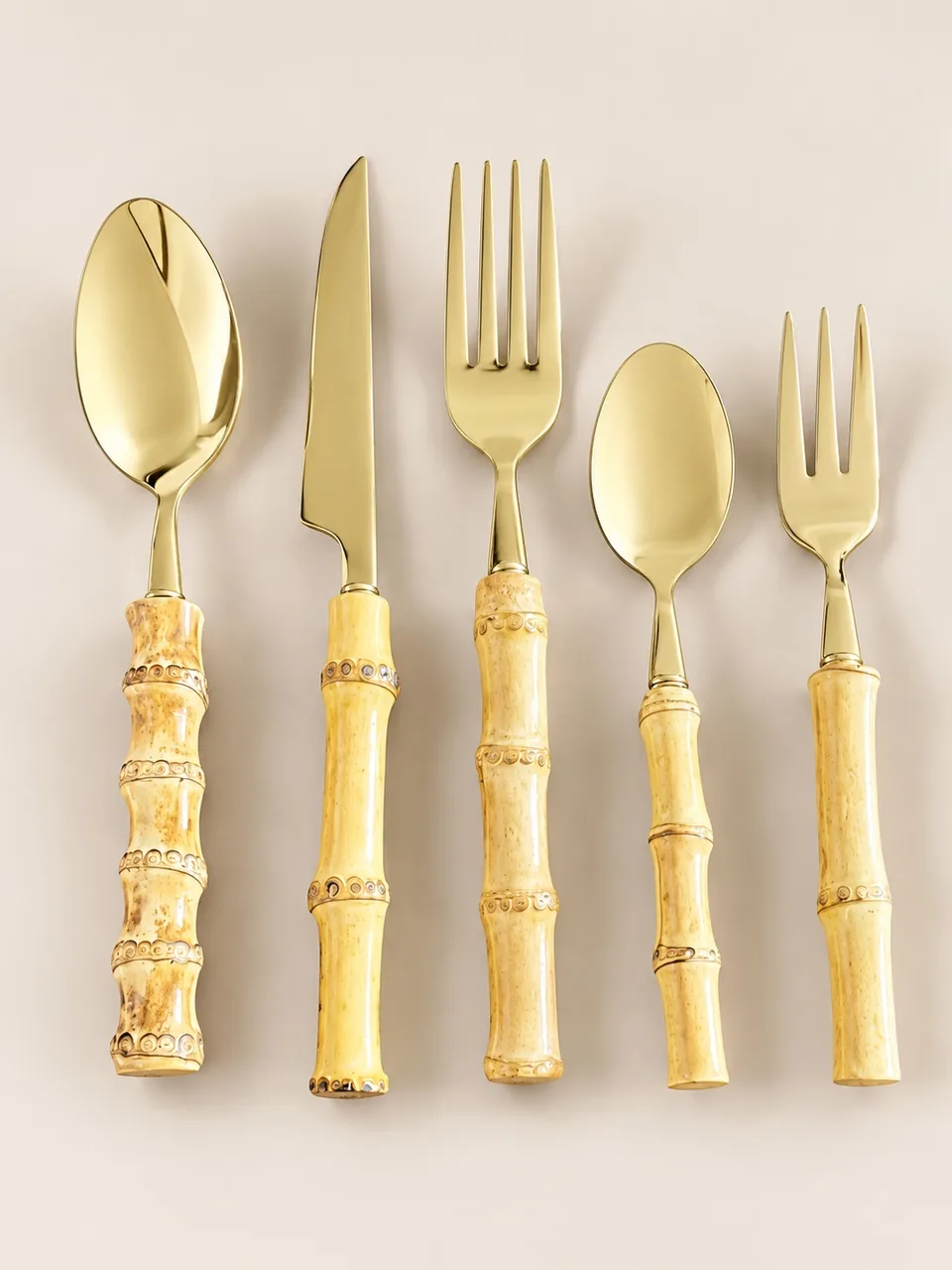 Set de cinco cubiertos de acero dorado con mango de bambú: cuchara sopera, cuchillo, tenedor, cuchara y tenedor de postre