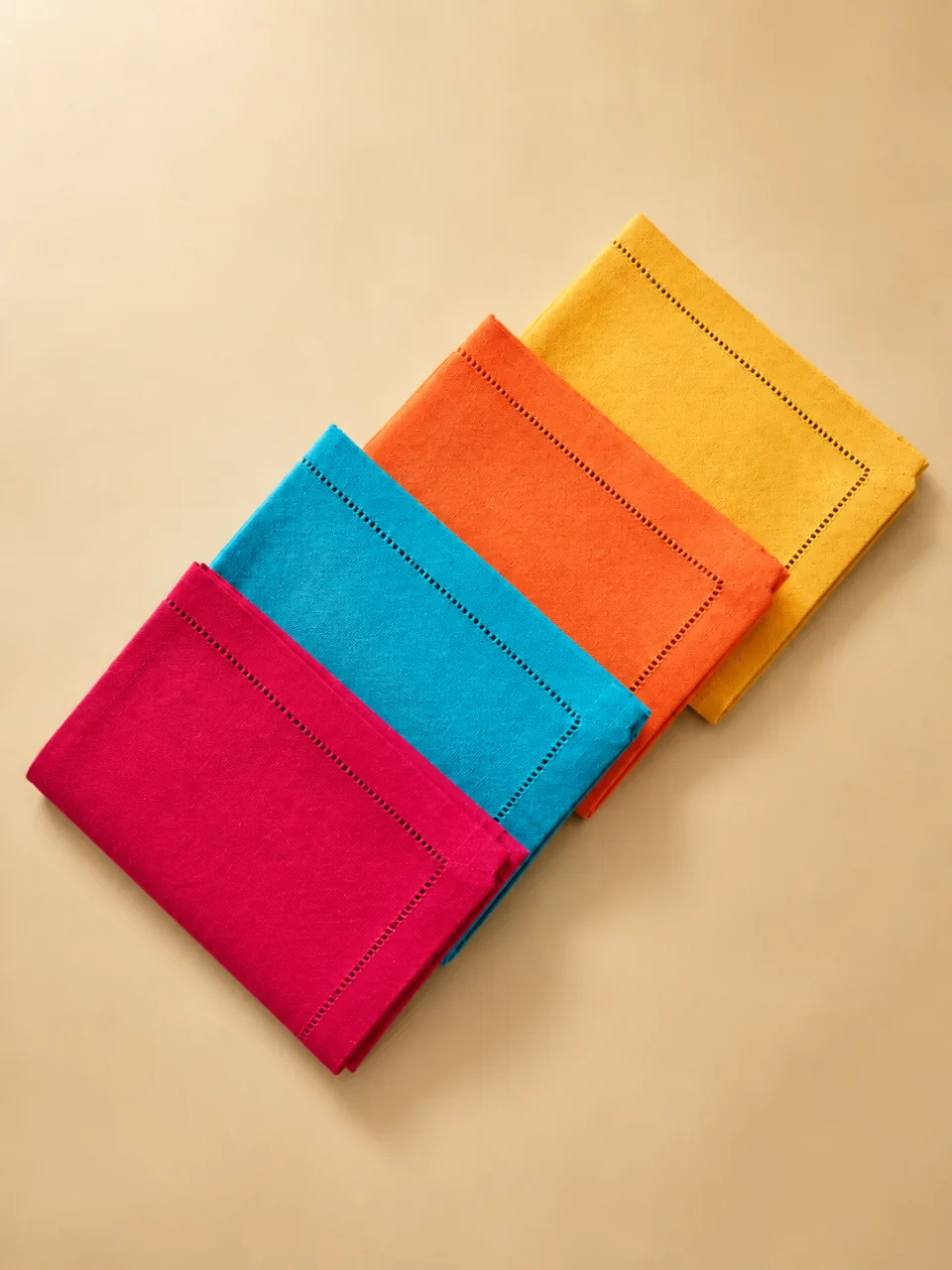 Servilletas lisas con vainica: los cuatro colores abiertos en abanico