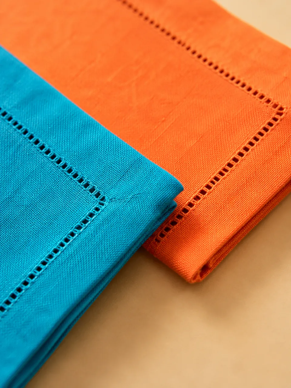Servilletas lisas con vainica: detalle de la vainica del remate