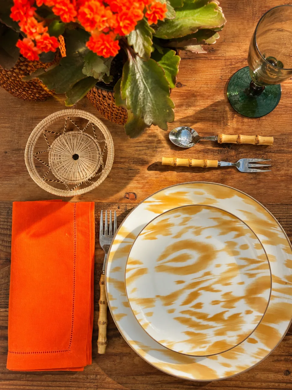 Servilletas lisas con vainica: una servilleta puesta en una mesa montada