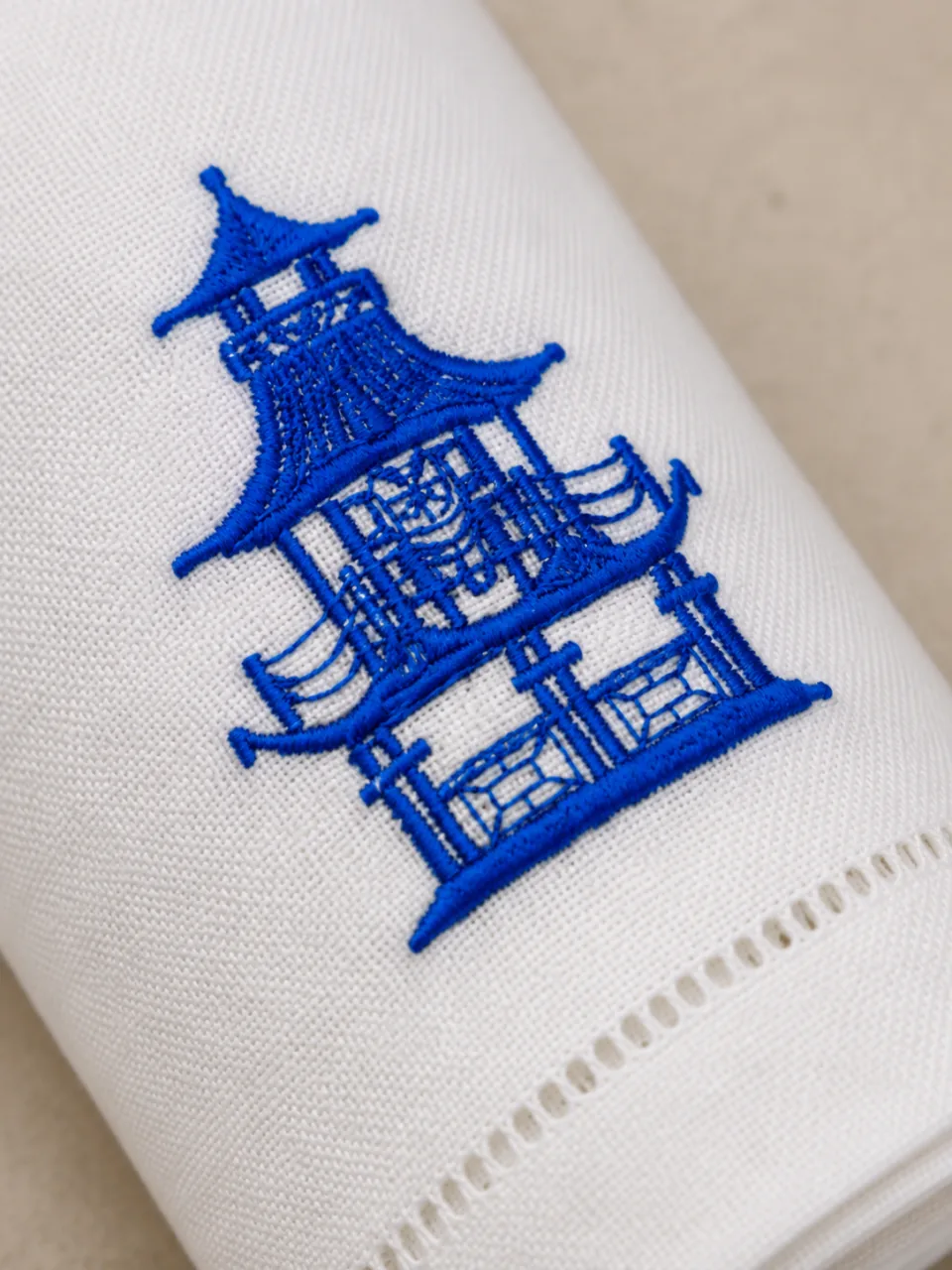Servilleta Serie Oriental: detalle del hilo de la pagoda y de la vainica del remate