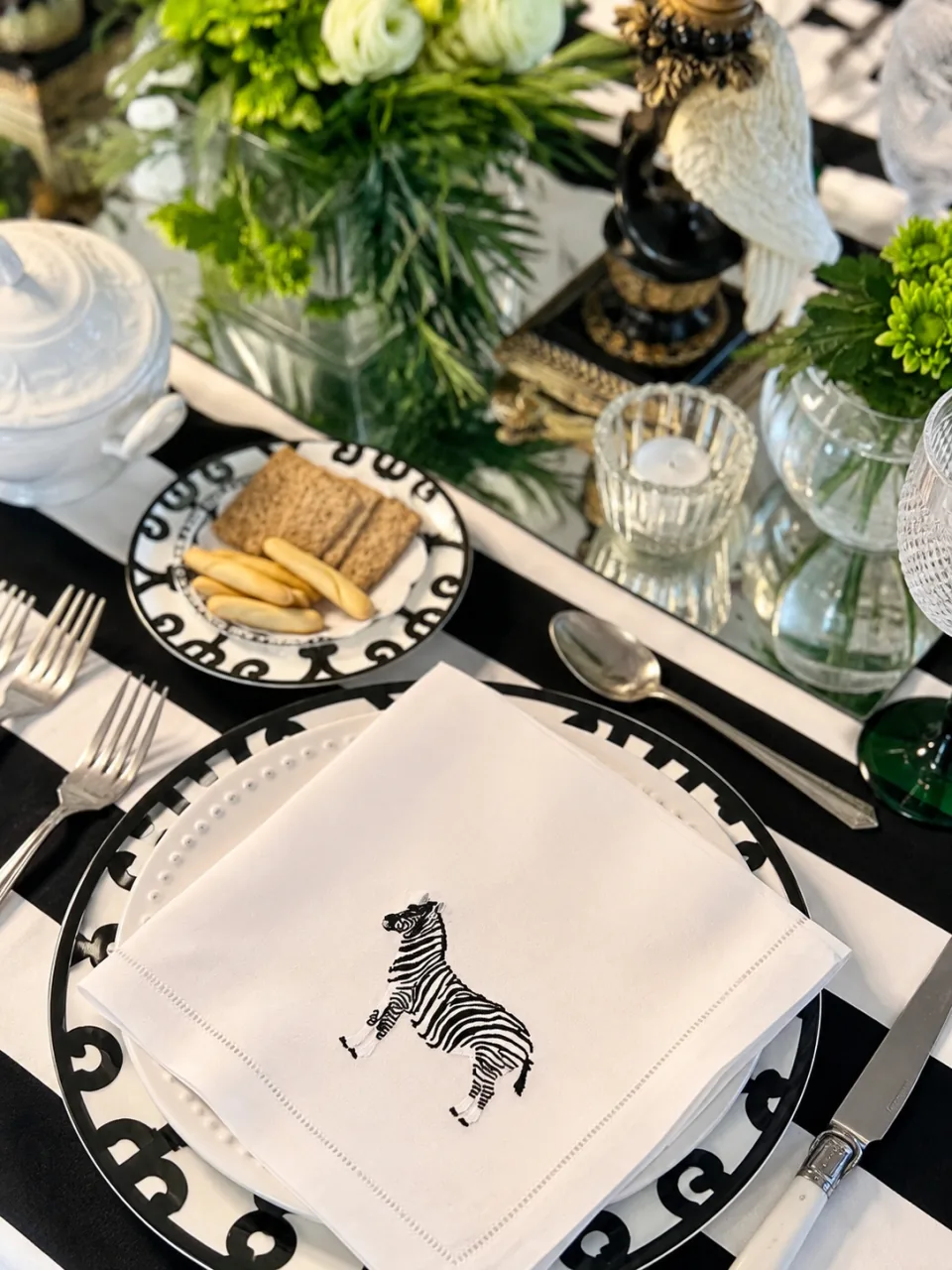 Servilleta Serie Safari: la servilleta puesta en una mesa montada