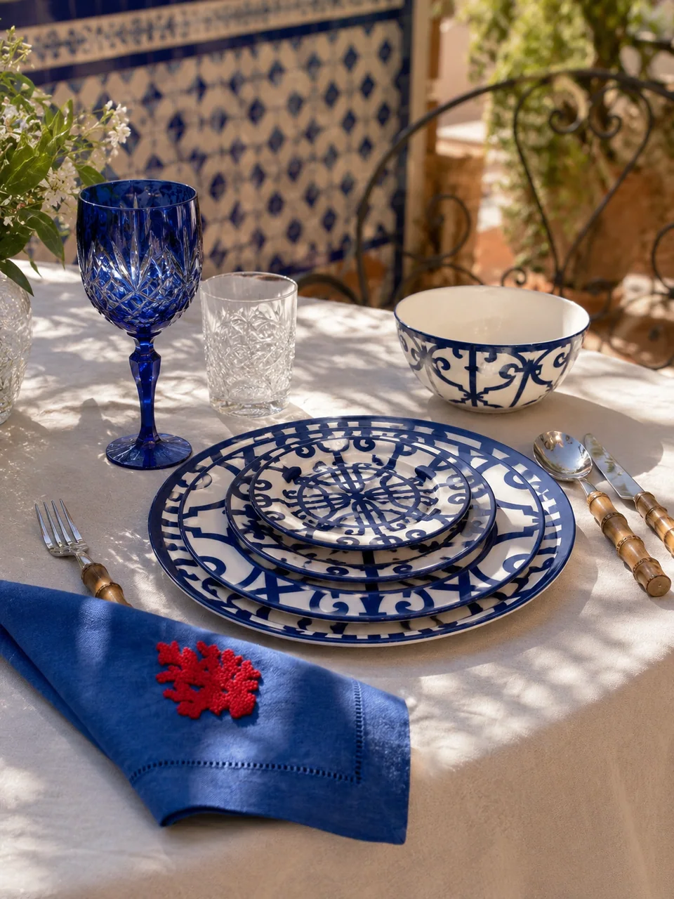 La mesa Rejas azul: Porcelana Bone China, cubertería de bambú y lino bordado a mano.