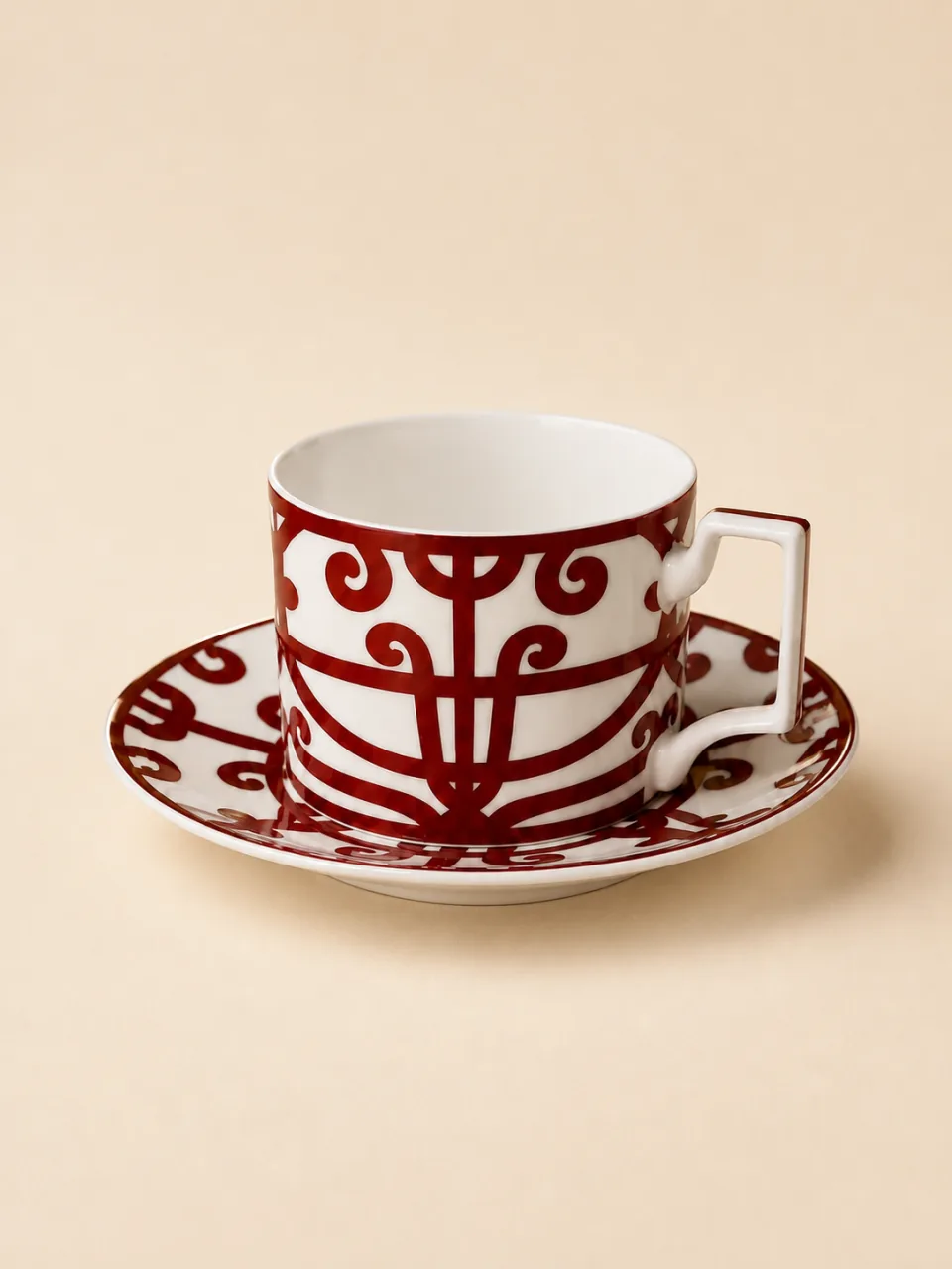 Taza y plato de la Serie Rejas: detalle del calado en rojo