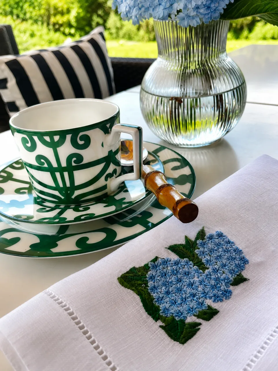 Taza y plato de la Serie Rejas: la taza verde puesta en una mesa montada